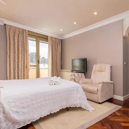 Luminoso Cerca Playa Sardinero Con Parking Privado * 桑坦德